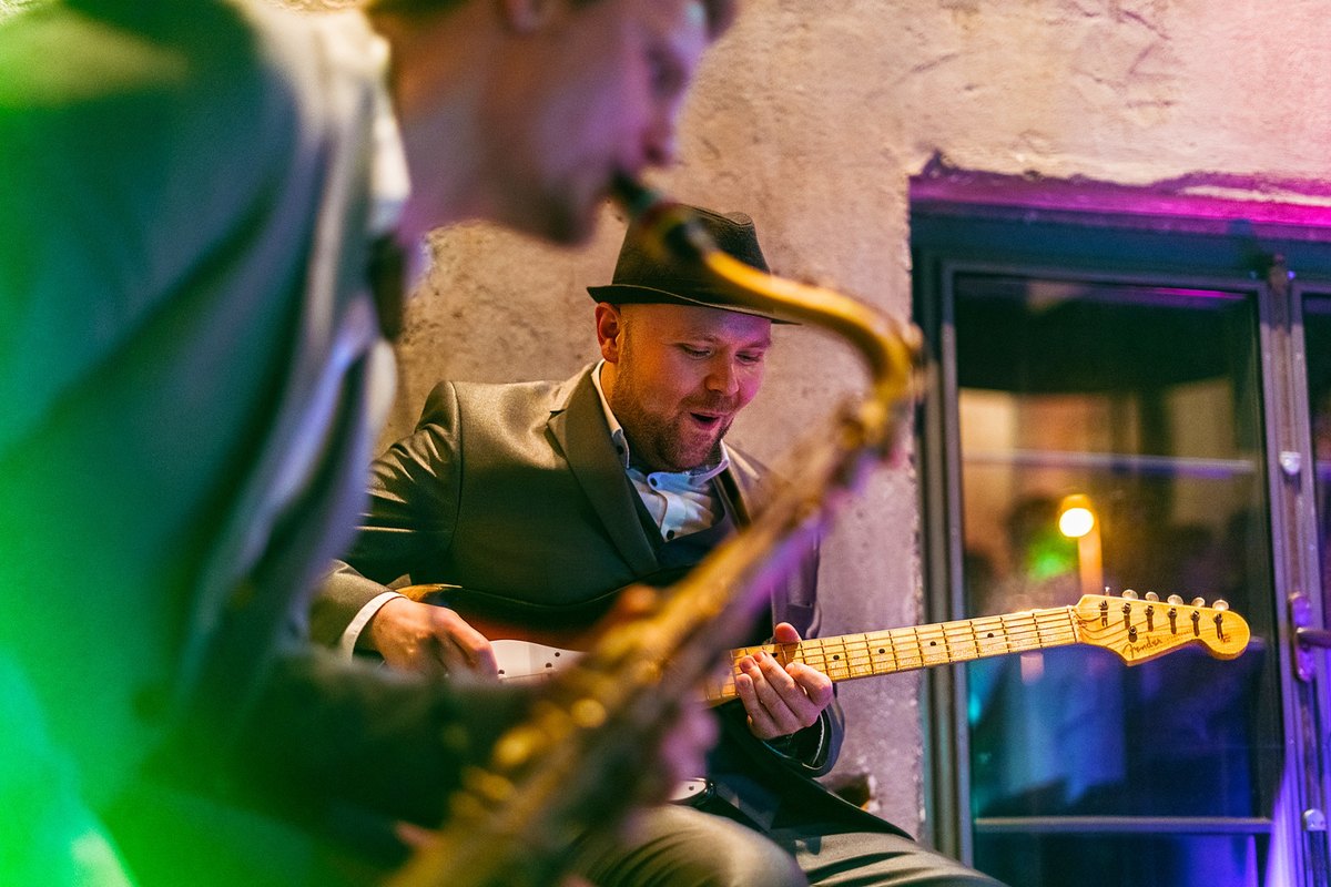Marcus Armani mit Gitarre beim Jazzspielen